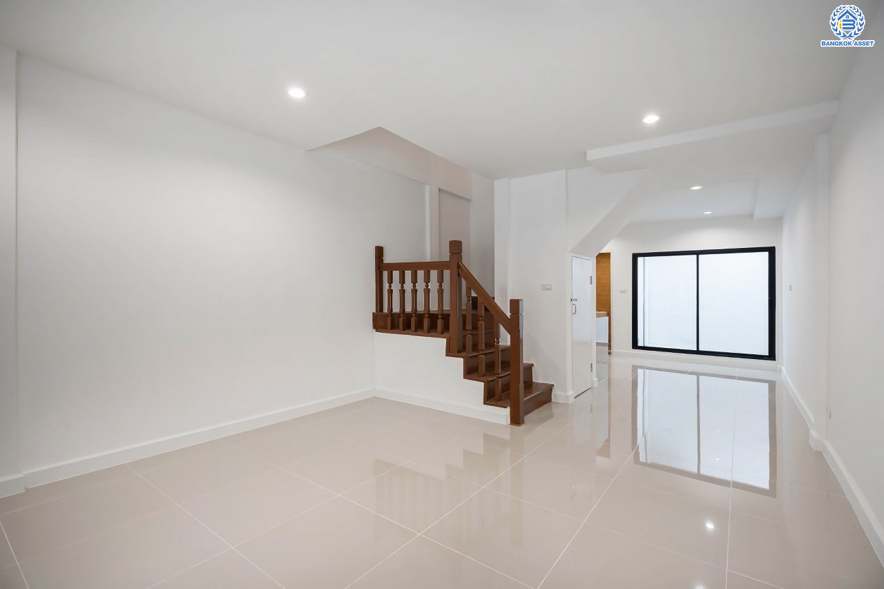 บ้านมือสองตกแต่งใหม่ โครงการ บ้านทอฝัน พิบูลย์สงคราม พร้อมอยู่ เนื้อที่ 16 ตร.ว. ฟังก์ชัน 3 ห้องนอน 2 ห้องน้ำ จอดรถได้ 1 คัน บนสุดยอดทำเล! เชื่อมถนนพิบูลย์สงคราม, วงศ์สว่าง, นครอินทร์ และติวานนท์ ใกล้จุดขึ้นทางด่วนศรีรัช-วงแหวนรอบนอก และรถไฟฟ้า "สถานีแยกติวานนท์"